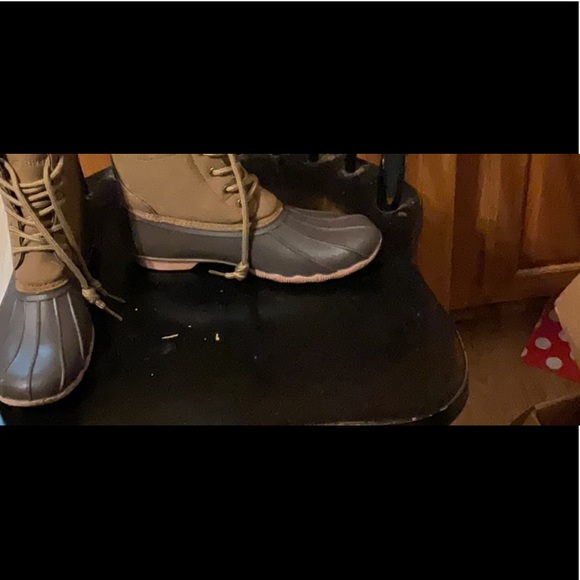 Gently used duck/water lace up boots size 8 women’s - Picture 2 of 4